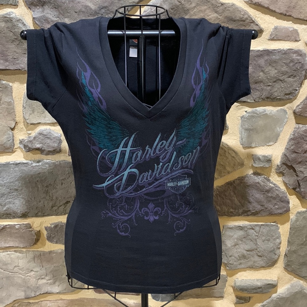 HARLEY DAVIDSON LOGO TEE WITH PURPLE AND TEAL WINGS GRAPHIC - SIZE M